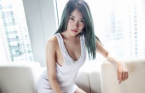 女大学生特殊的精油按摩