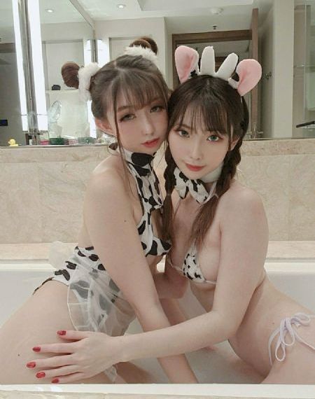 裸体女人与公牛的性行为
