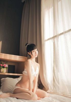 她唇之下
